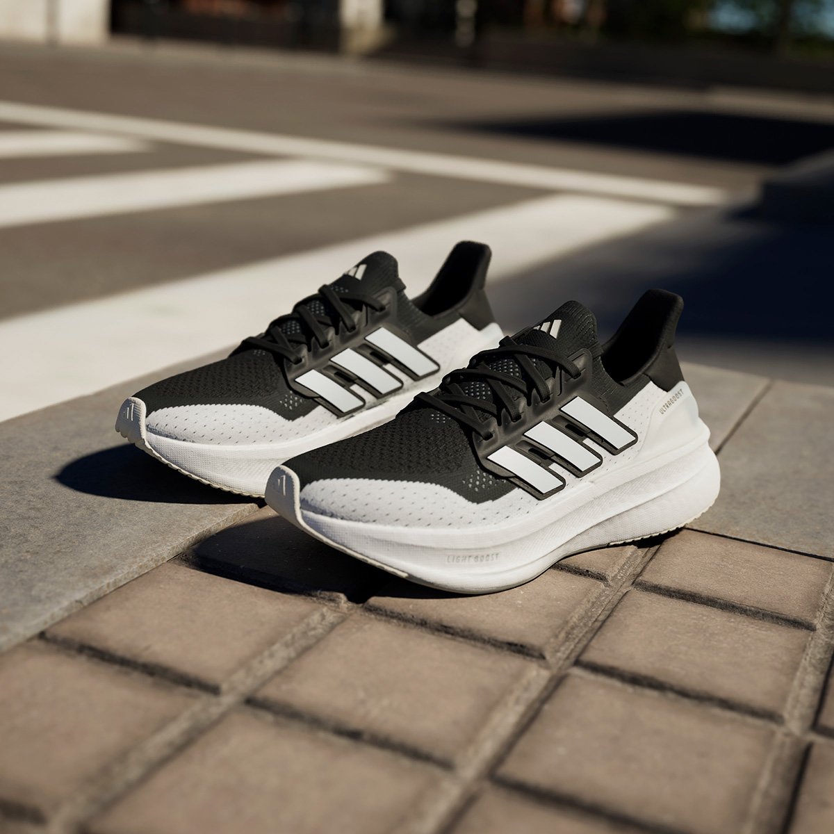 Tênis Adidas Ultraboost 5 Feminino - Preto | Branco